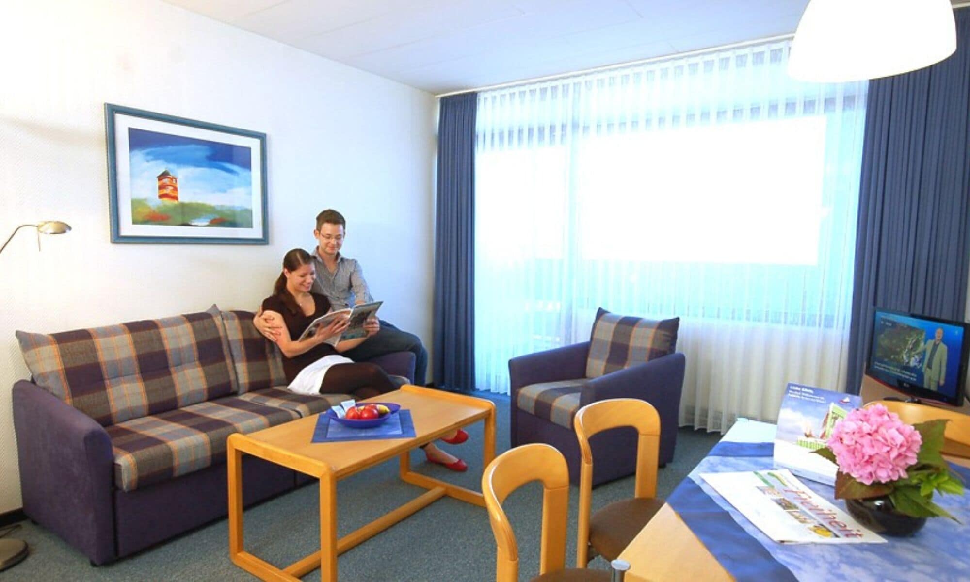 Cortinas blackout, cuna de viaje, wifi gratis y ropa de cama 