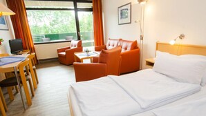 スタジオ バルコニー ビーチフロント | 遮光カーテン、旅行用ベビーベッド、WiFi (無料)、ベッドシーツ