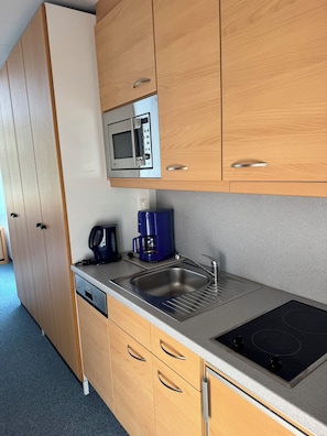 Fridge, stovetop, cookware/dishes/utensils