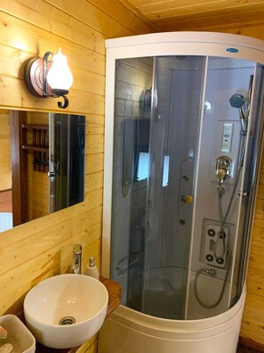 Ensemble douche/baignoire, sèche-cheveux, serviettes fournies, savon
