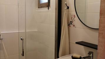 Dusche, umweltfreundliche Kosmetikartikel, Haartrockner, HandtĂŒcher