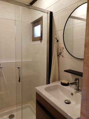 Suihku, ympäristöystävälliset hygieniatuotteet, hiustenkuivaaja