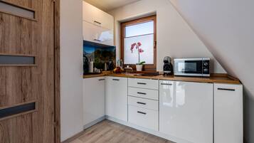 Luxury-Studiosuite, Whirlpool, Bergblick | Eigene Kochnische | Kühlschrank, Mikrowelle, Herdplatte, Geschirrspüler