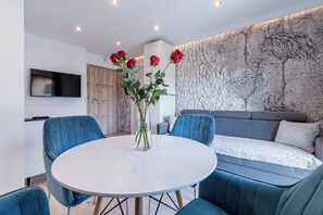 Luxury Apartment, Jetted Tub, Mountain View | In-room dining - Apartamenty Queen (Zakopane)