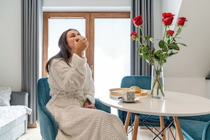 Luksushuoneisto, poreamme, vuoristonäköala | Ruokailu omassa huoneessa
