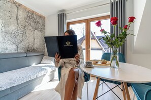 Lyxlägenhet - bubbelbad - utsikt mot bergen | Matservice på rummet