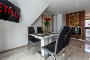 Luxury Studio Suite, Jetted Tub, Mountain View | In-room dining - Apartamenty Queen (Zakopane)