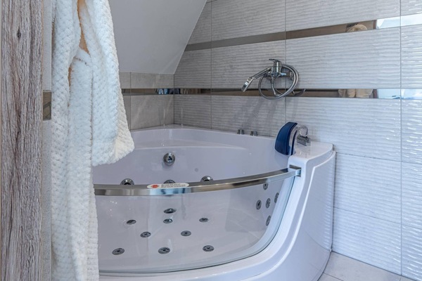 Private spa tub