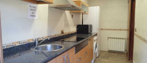 House, 3 Bedrooms | Private kitchen | Electric kettle