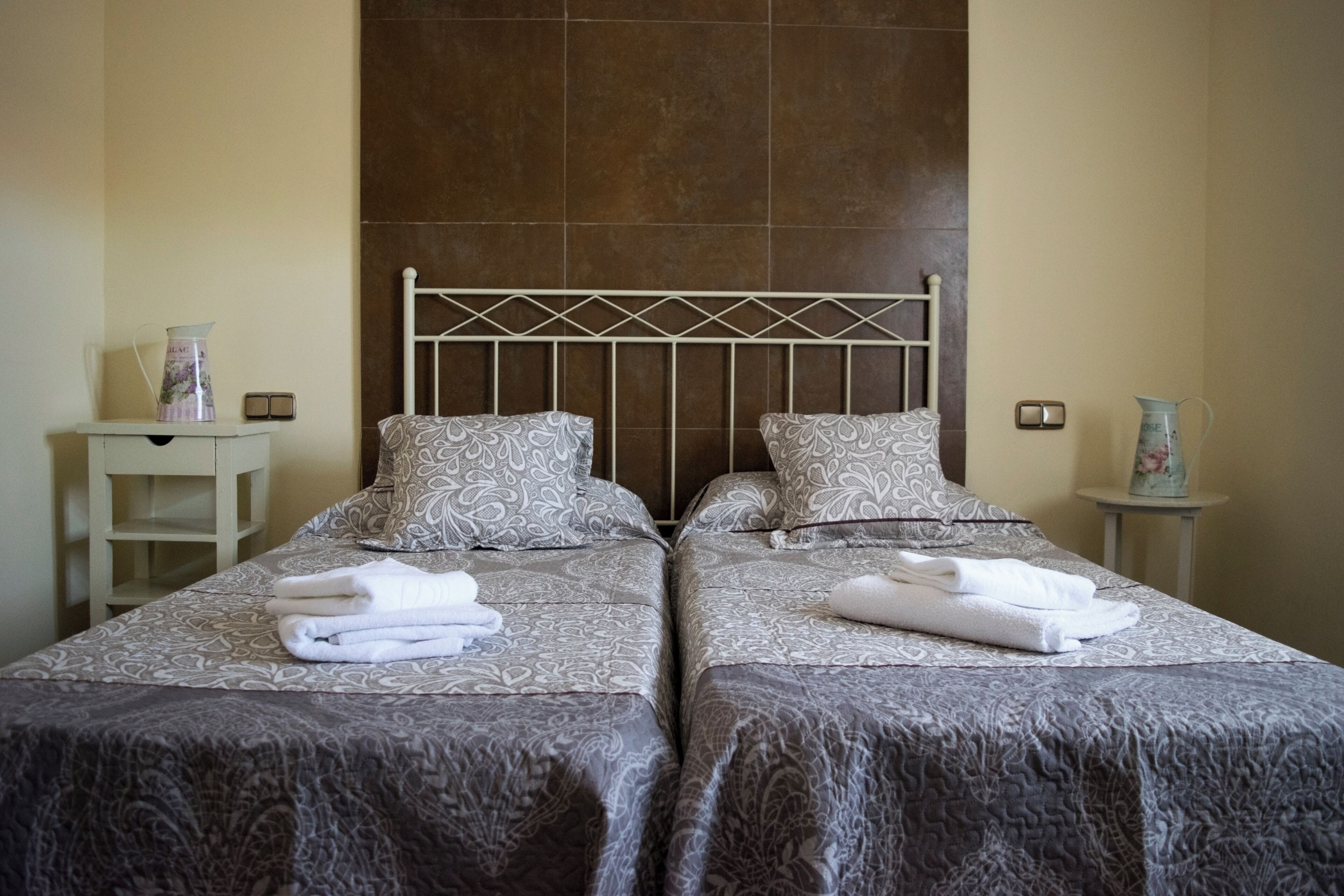 3 عدّة غرف نوم وتجهيزات عازلة للصوت ومكواة/لوح كي وواي فاي مجانًا