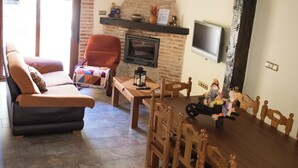 House, 3 Bedrooms | Living area | TV - EL CANECO (Tordesillas)