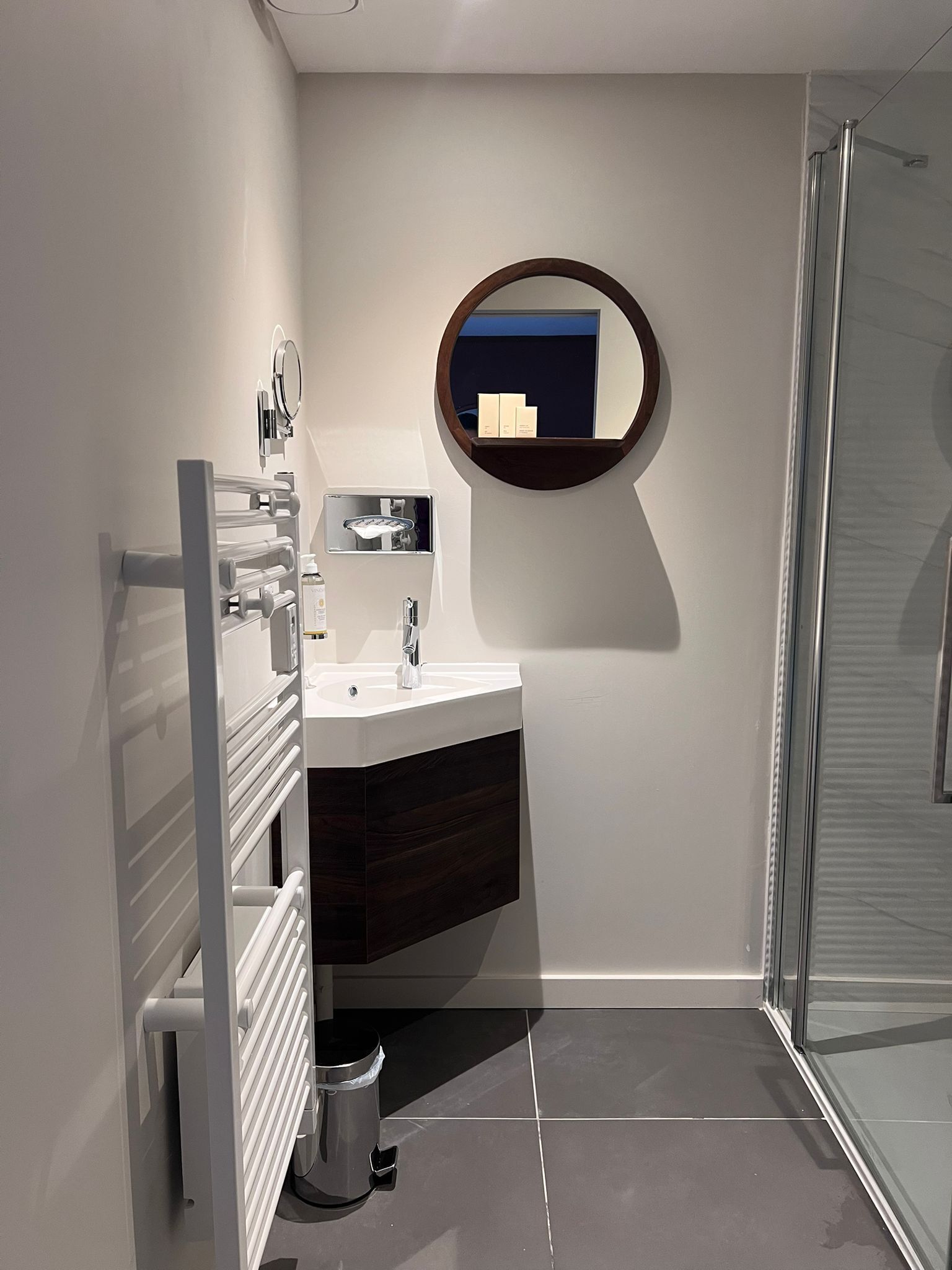 Shower, hair dryer, towels, shampoo