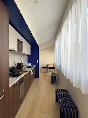 Grand réfrigérateur, micro-ondes, four, plaque de cuisson