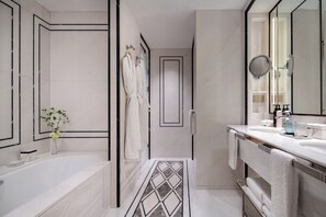 Executive suite (Airport View) | Badkamer | Een aparte badkuip en douche, gratis toiletartikelen, een haardroger