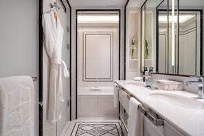 Separate bathtub and shower, free toiletries, hair dryer, bathrobes - Shangri-La Hongqiao Airport,Shanghai (Shanghai)