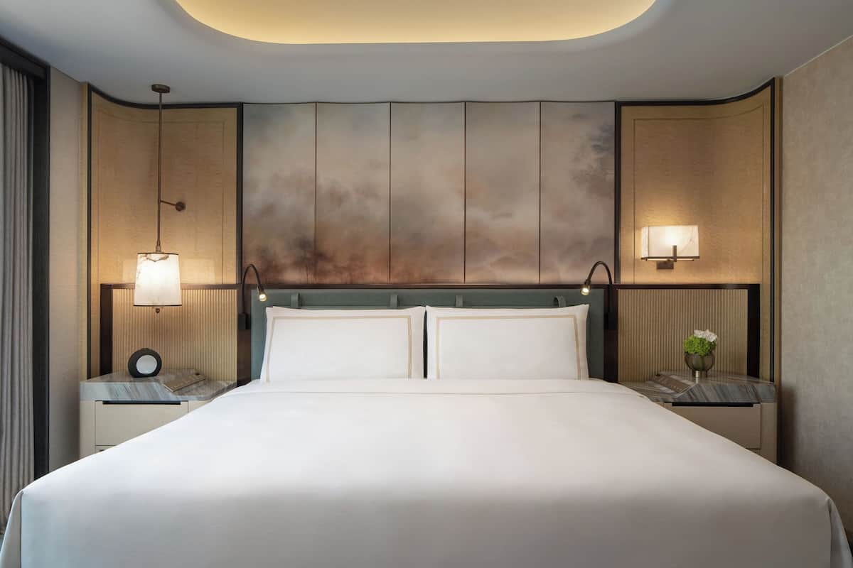 Suite ejecutiva (Airport View) | Minibar, caja fuerte, escritorio y cortinas opacas