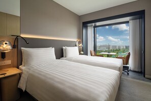 Deluxe Twin Room (Traders) | In-room safe, desk, blackout drapes, iron/ironing board
