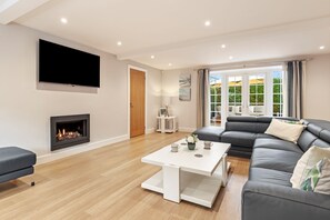 Smart TV, fireplace - Oxwich Retreat - Luxury Cottages (Swanser.)