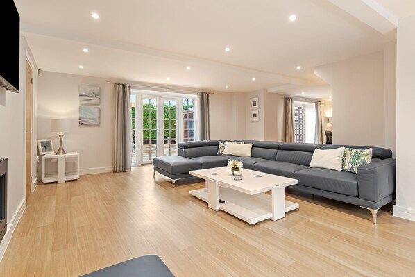 Smart TV, fireplace - Oxwich Retreat - Luxury Cottages (Swanser.)