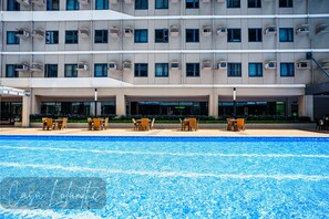 Outdoor pool - Casa Lolanthe Fully Furnished Studio Unit with NETFLIX (Dasmariñas City)