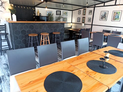 Spacious 6-bedroom house with AC and WiFi in Pomorie, 5 min walk to the beach.