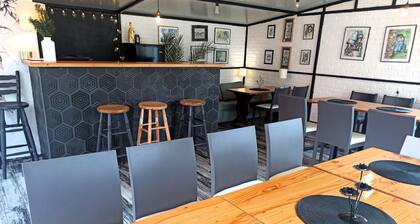 Spacious 6-bedroom house with AC and WiFi in Pomorie, 5 min walk to the beach.