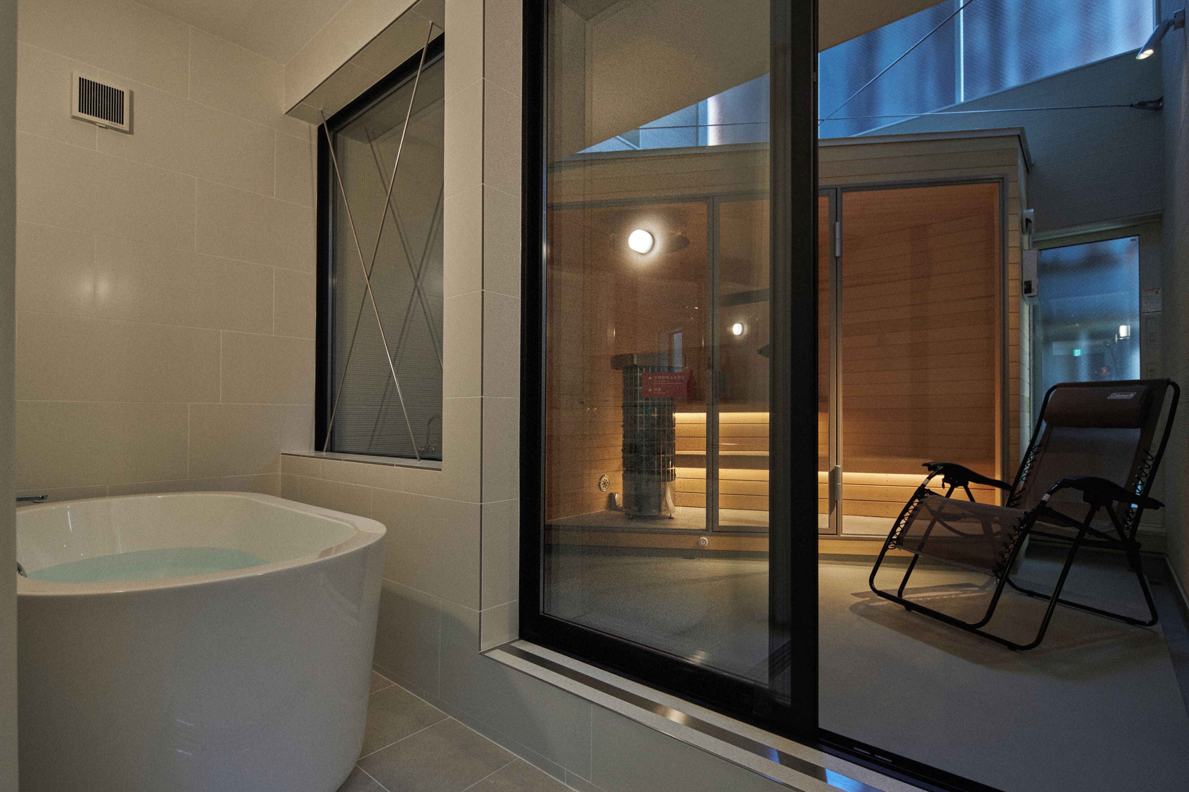 Panorama-Stadtwohnung, Balkon, Blick auf die Anlage | Badezimmer