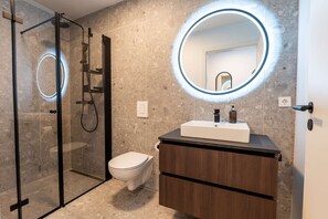Shower, hair dryer, towels - Deluxe Cityview one bedroom apartment with balcony (Reykjavík)