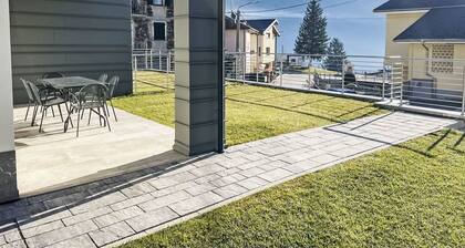 Wohnung in einem Ferienhaus mit Klimaanlage, W-LAN, TV, Terrasse, Haustiere erlaubt, Parkplatz