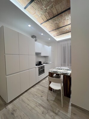 Mikrowelle, Herdplatte, Geschirrspüler