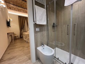 Shower, hair dryer, bidet, towels