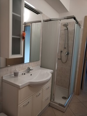 Hårføner, bidé, såpe og toalettpapir