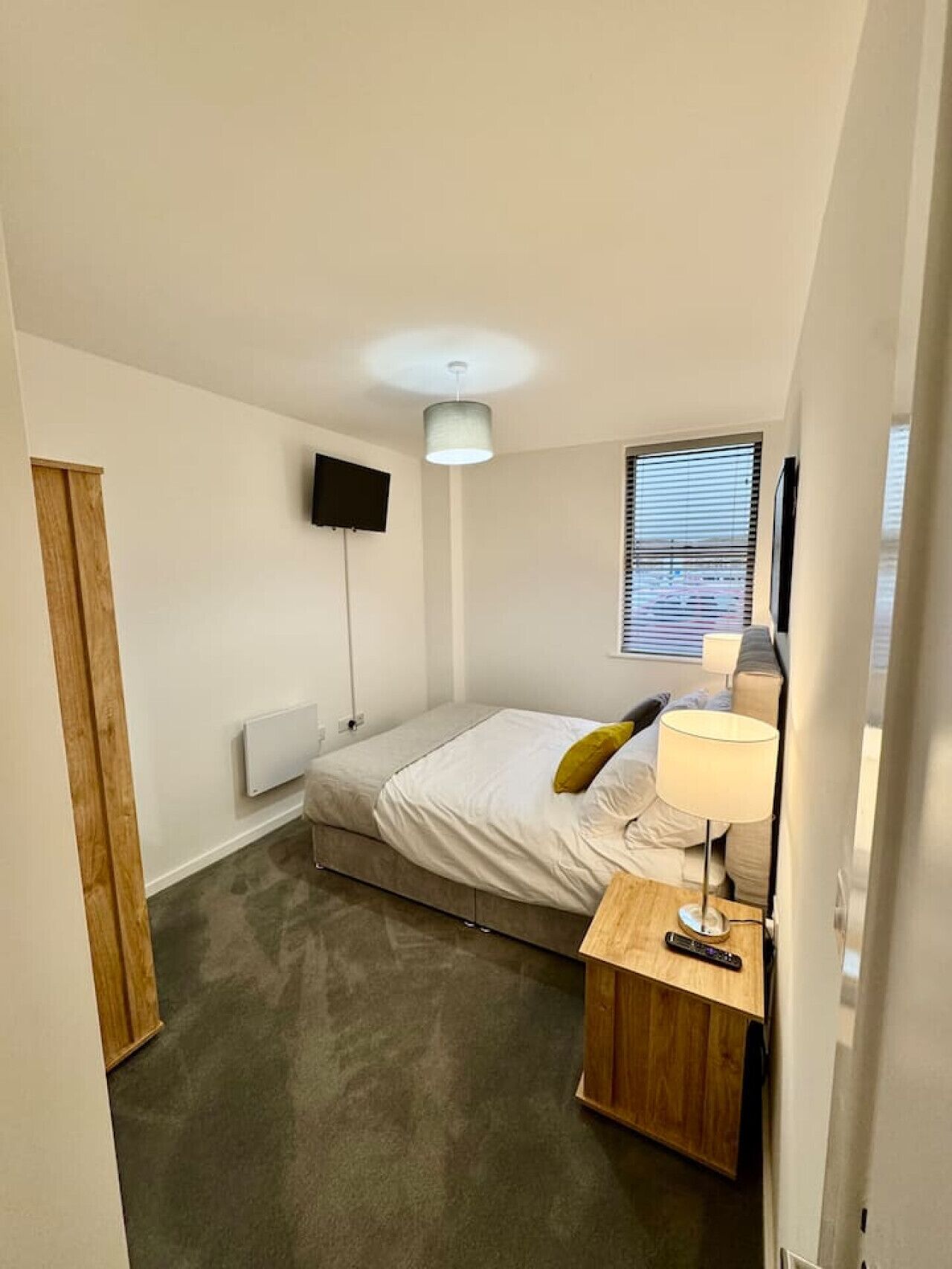 2 bedrooms, iron/ironing board, internet, bed sheets