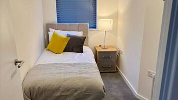 2 bedrooms, iron/ironing board, internet, bed sheets