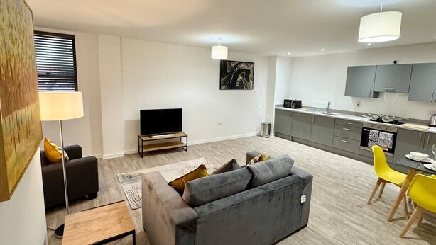 Un appartement moderne comprenant un salon, un coin repas et une cuisine.