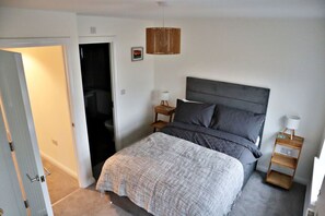 3 bedrooms, desk, iron/ironing board, WiFi