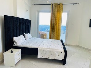 3 slaapkamers, een strijkplank/strijkijzer, wifi, beddengoed