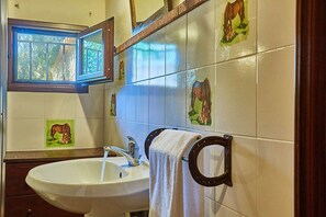 Ducha, secador de pelo, bidet, toallas