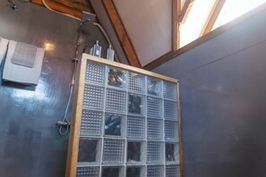 Kunyhó, 1 hálószobával, erkély, kilátással a kertre | Fürdőszoba