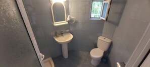 Standaard appartement, patio, uitzicht op zee | Badkamer
