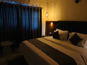 Classic Double Room - Hotel 7 Cr (Vadodara)