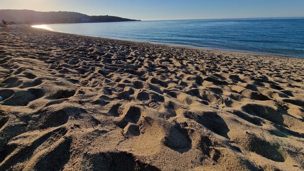 A beach with footprints in the sand and a clear sky. - Charming Villa 4 pers swimming pool terrace 600 m from the beach (Belgodère,)