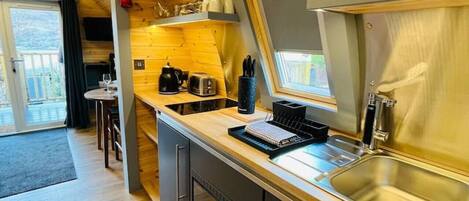 Frigorífico, microondas, tostadora y utensilios de cocina