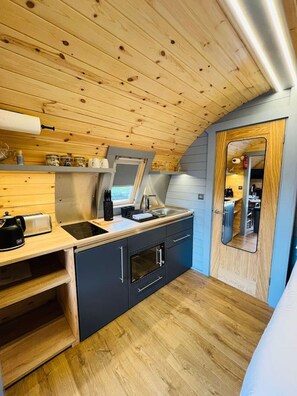 Fridge, microwave, toaster, cookware/dishes/utensils - Plum Tree Pod in Central Fort William (Fort William)