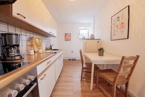 Fridge, oven, stovetop, coffee/tea maker