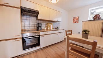 Frigorífic, forn, placa de cuina i cafetera i tetera