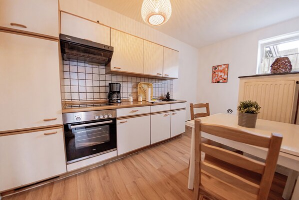 Fridge, oven, stovetop, coffee/tea maker