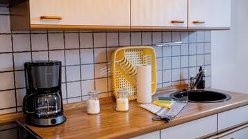 Frigorífic, forn, placa de cuina i cafetera i tetera