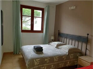 2 chambres, fer et planche à repasser, Wi-Fi, draps fournis