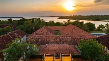Deluxe Room, Balcony, Lagoon View | Living area